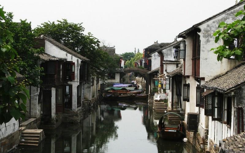 英拉“跑路”细节:换车扔手机,14名随从帮忙,事发前守卫被撤走
